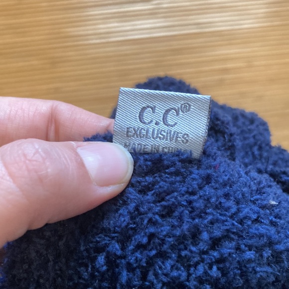 C.C. Exclusives Navy Fleece Lined Beanie EUC - Picture 4 of 5